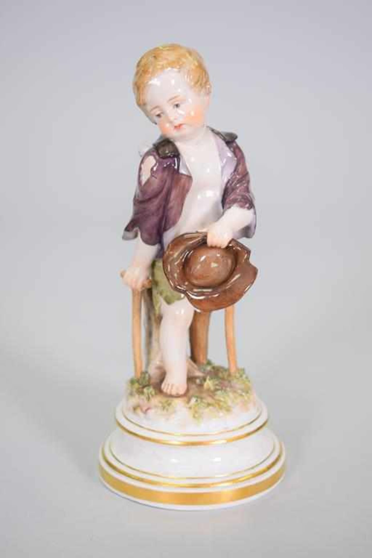 Meissen Porzellanfigur um 1850 "Bettlerjunge"Kleiner Bettlerjunge mit Flügeln auf Sockel, Blaue