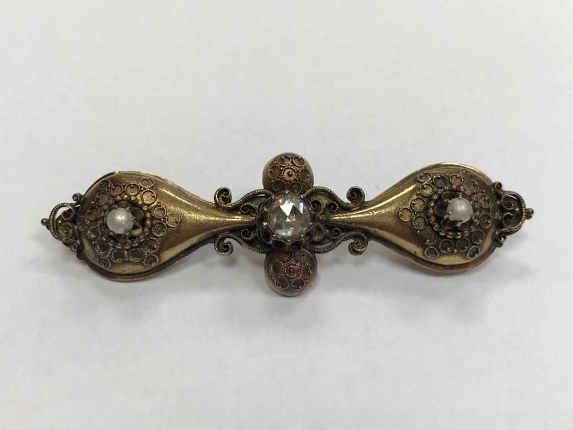 Biedermeier Anstecknadel um 1850, 585 Gold mit Diamantrose und PerlenMaterial: 585 Gelbgold,