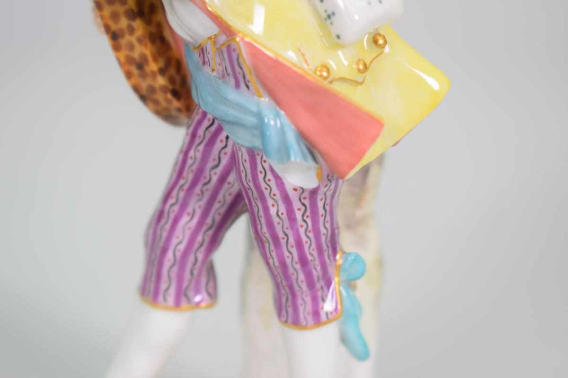 Meissen Figur "Gitarrist"Meissen um 1990, 1.Wahl, Maße Höhe ca. 14 cm, Zustand gut außer eine - Bild 4 aus 4