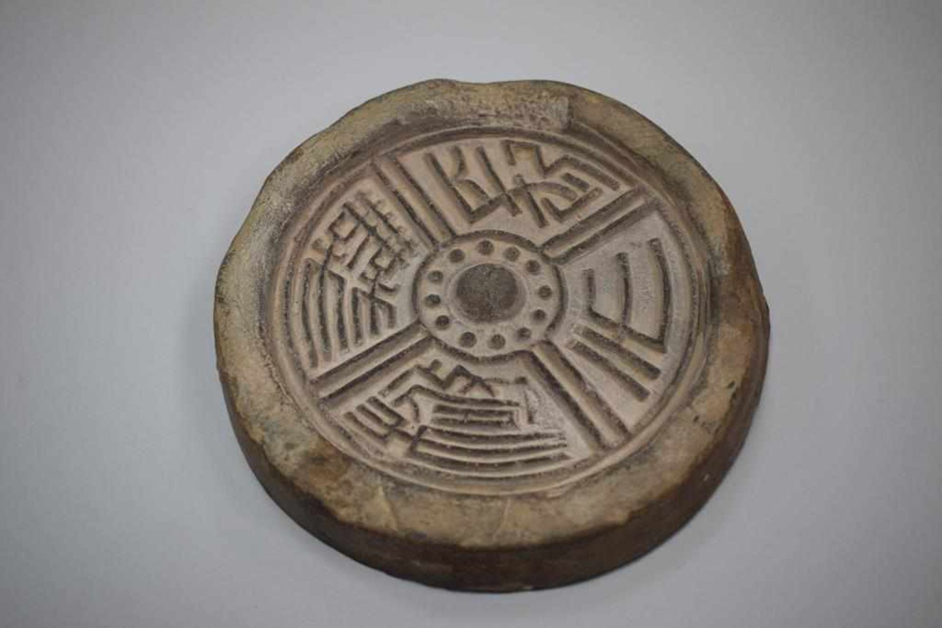 Dachziegel China um 1850Dachziegel rund mit Muster, Alter um 1850, Material: Ton, Rückseitig alte
