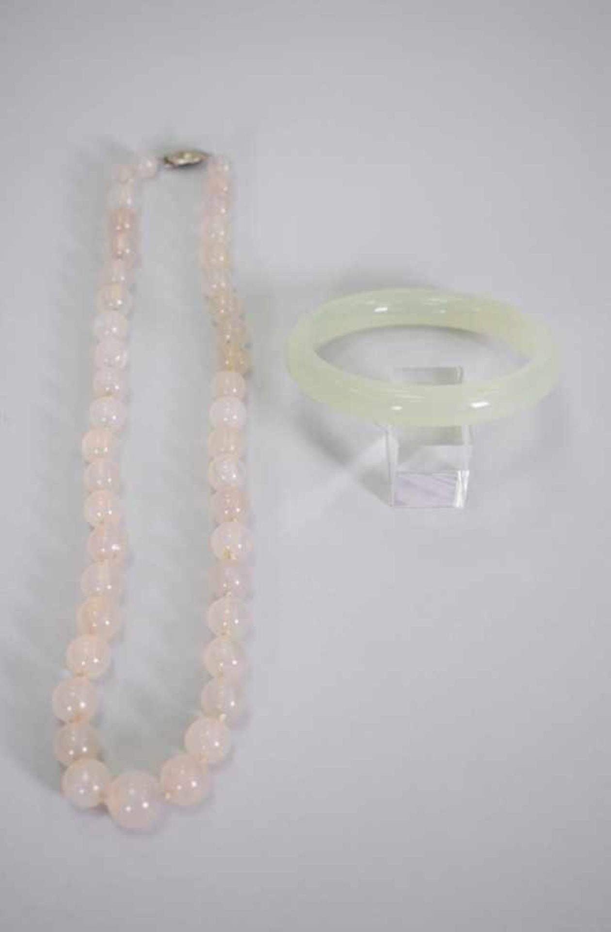 Set Jade Armreif und PerlenketteArmreif und Perlenkette aus Jadestein, Maße: Durchmesser 6 cm, Länge