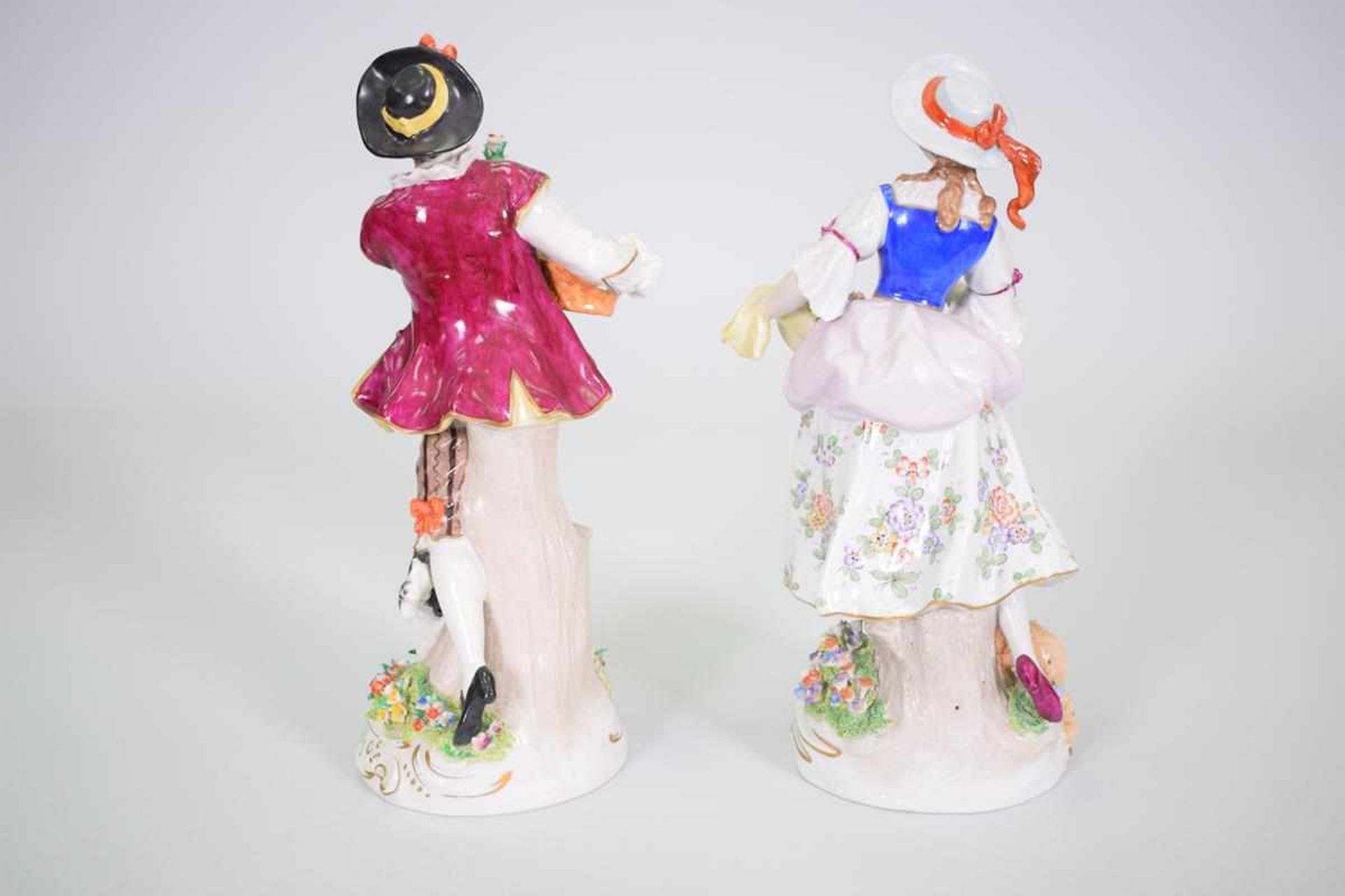 Paar Sitzendorfer Porzellan Figuren "Schäferin & Schäfer"Schäferin mit Blumen in ihrer Schürze, - Bild 2 aus 3