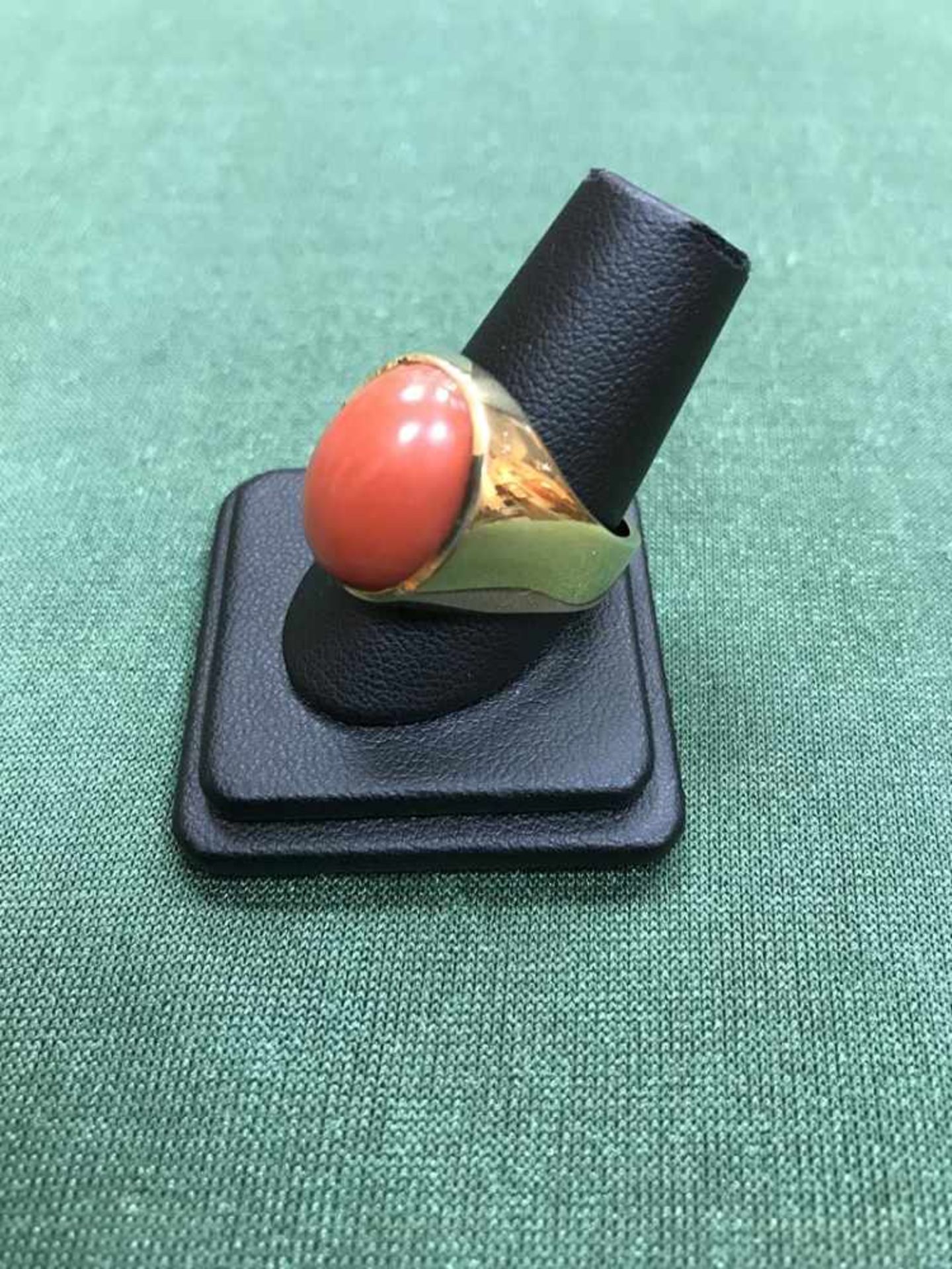 Korallen Goldring750 Gelbgold mit ovalem Korallen Cabochon, Maße: 16,55 mm x 11,66 mm, Ringgröße 61, - Bild 2 aus 2