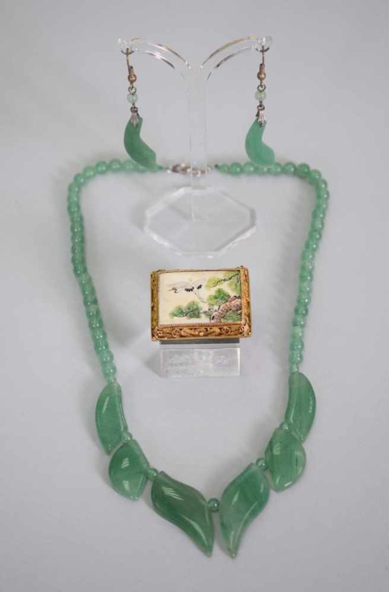 Set Jade Kette, Ohrhänger und SilberbroscheKette und Ohrhänger aus Jadestein mit Perlen und