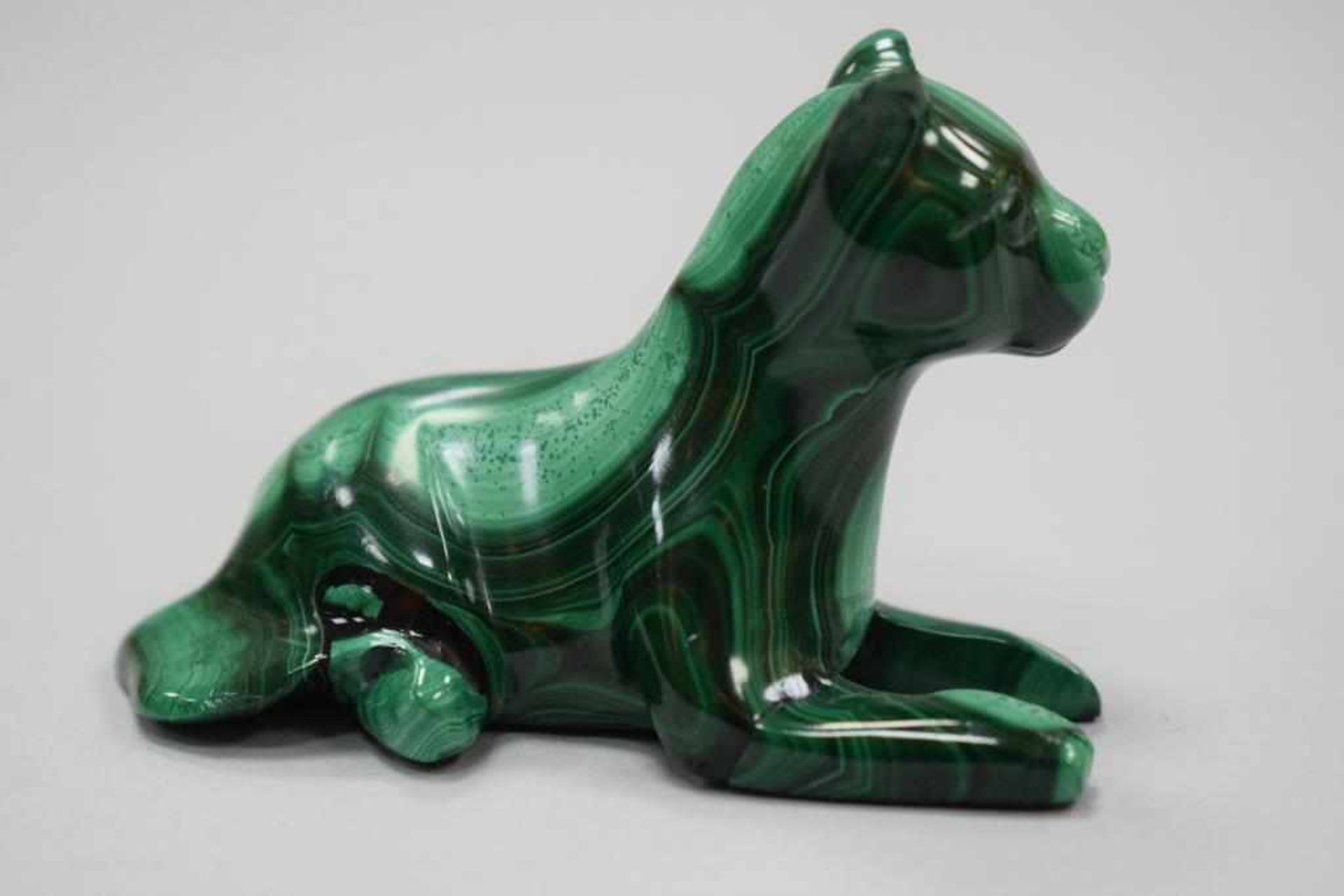 Malachit Figur eines liegenden PanthersFigur aus Malachit, Maße: Höhe 44,18 mm, Länge 65,70 mm,