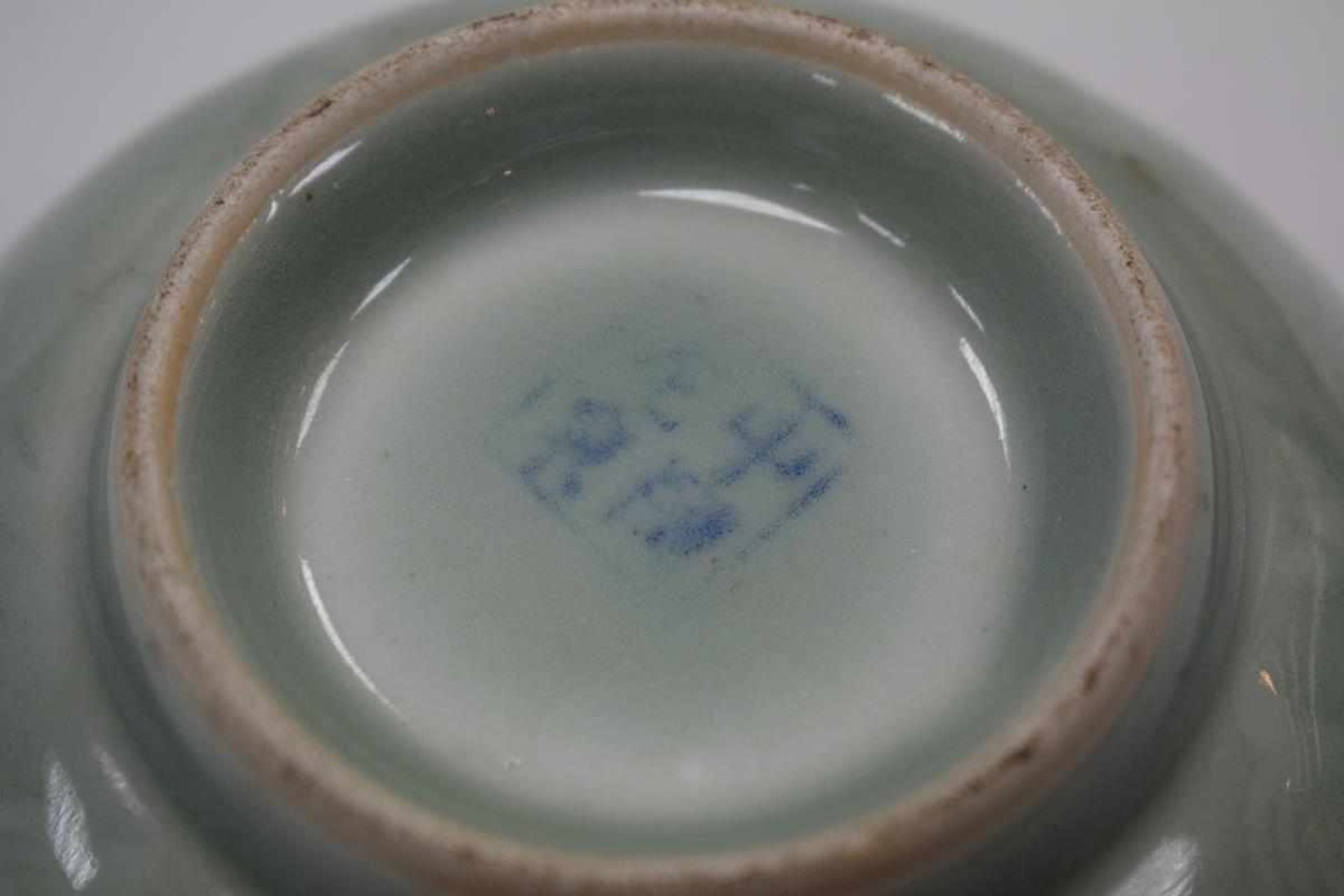 Chinesische Keramikschale mit SeladonglasurSchale Keramik China, jadegrüne Seladonglasur mit Fischen - Bild 3 aus 3