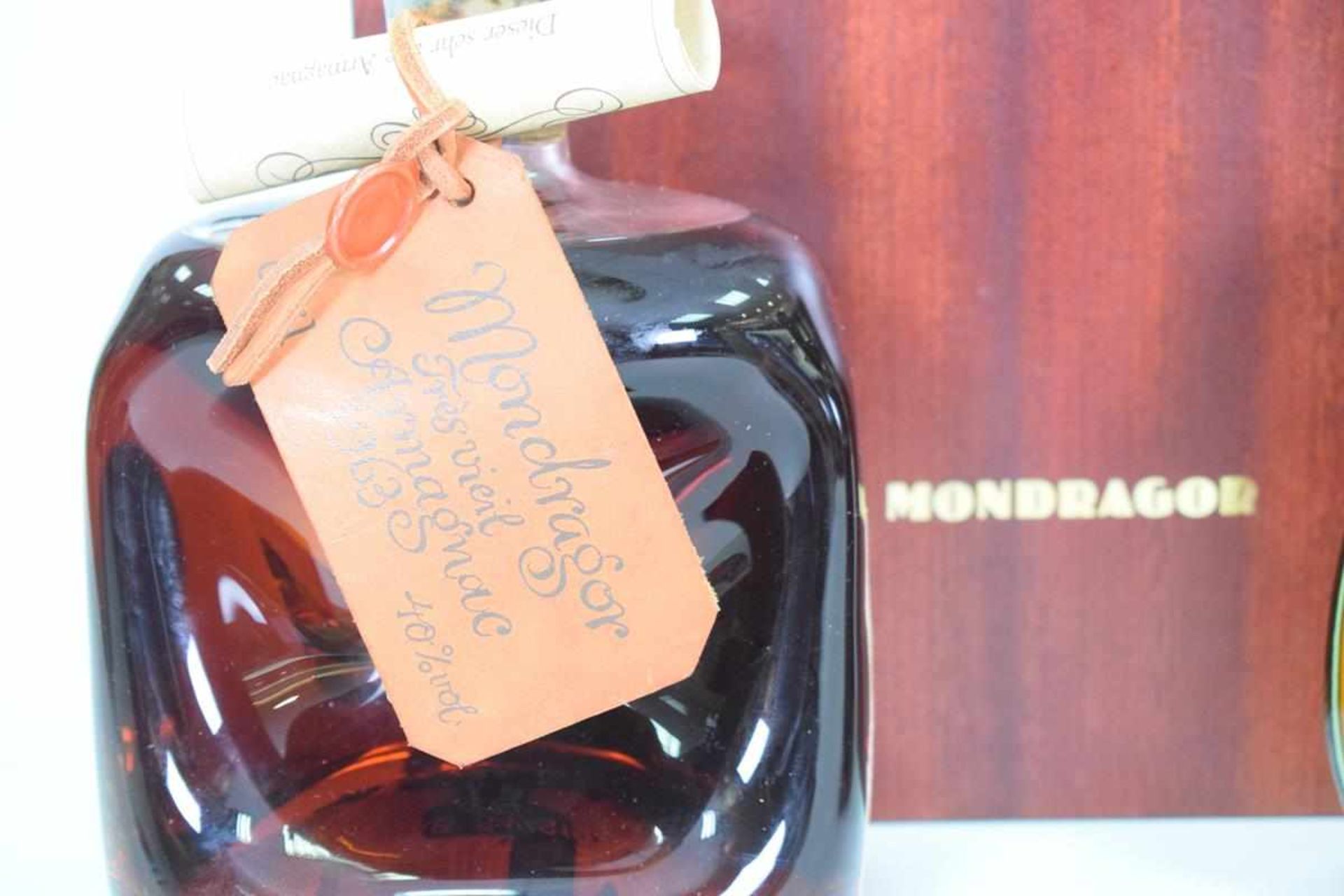 2 Flaschen "Mondragor fres vieil Armagnac 1963" & "Hine V.S.O.P Cognac"1.) "Mondragor fres vieil - Image 2 of 5