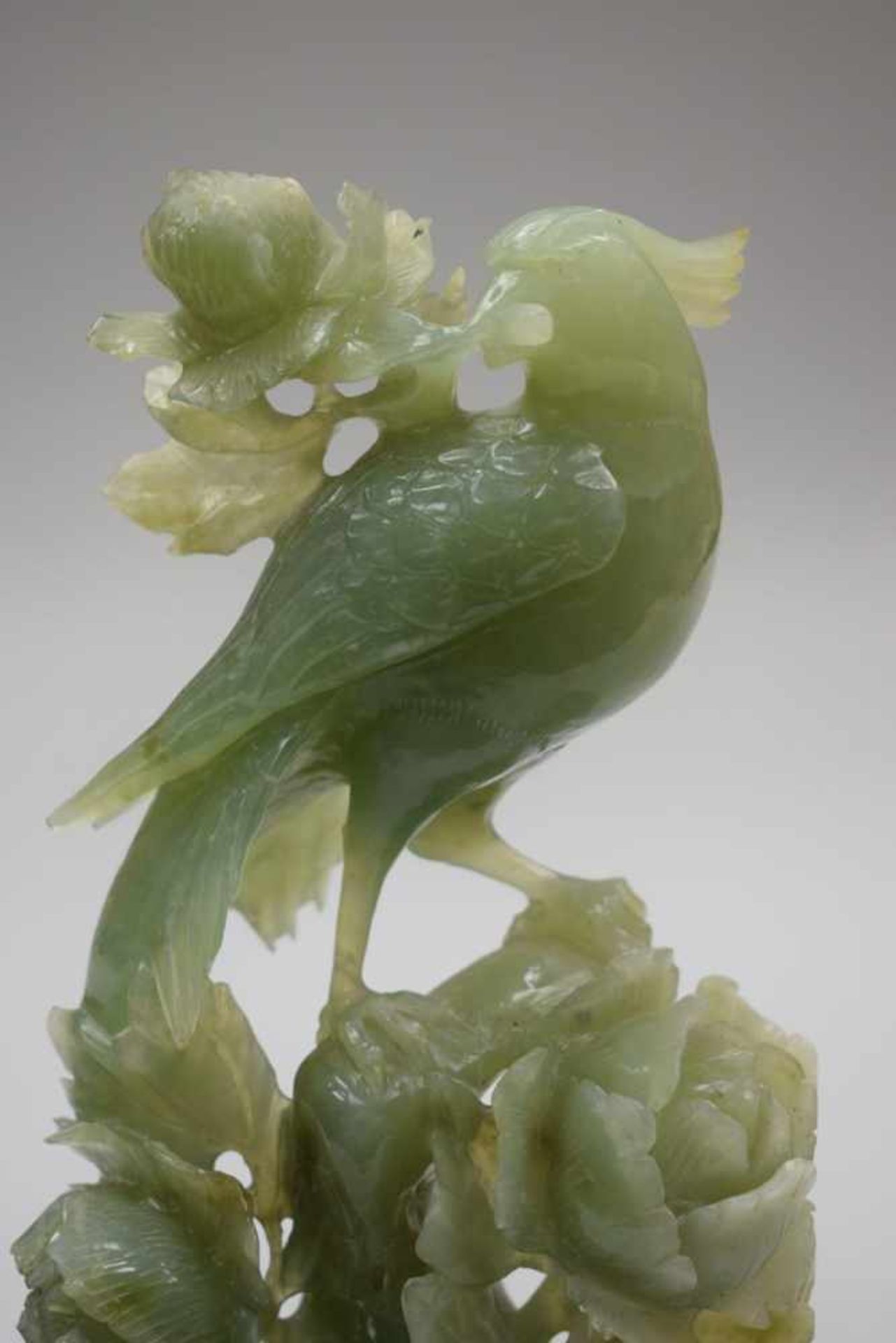 Jade Figur eines VogelsJade Schnitzerei Vogel auf einem Baumstumpf sitzend umgeben von Rosen, - Bild 2 aus 2