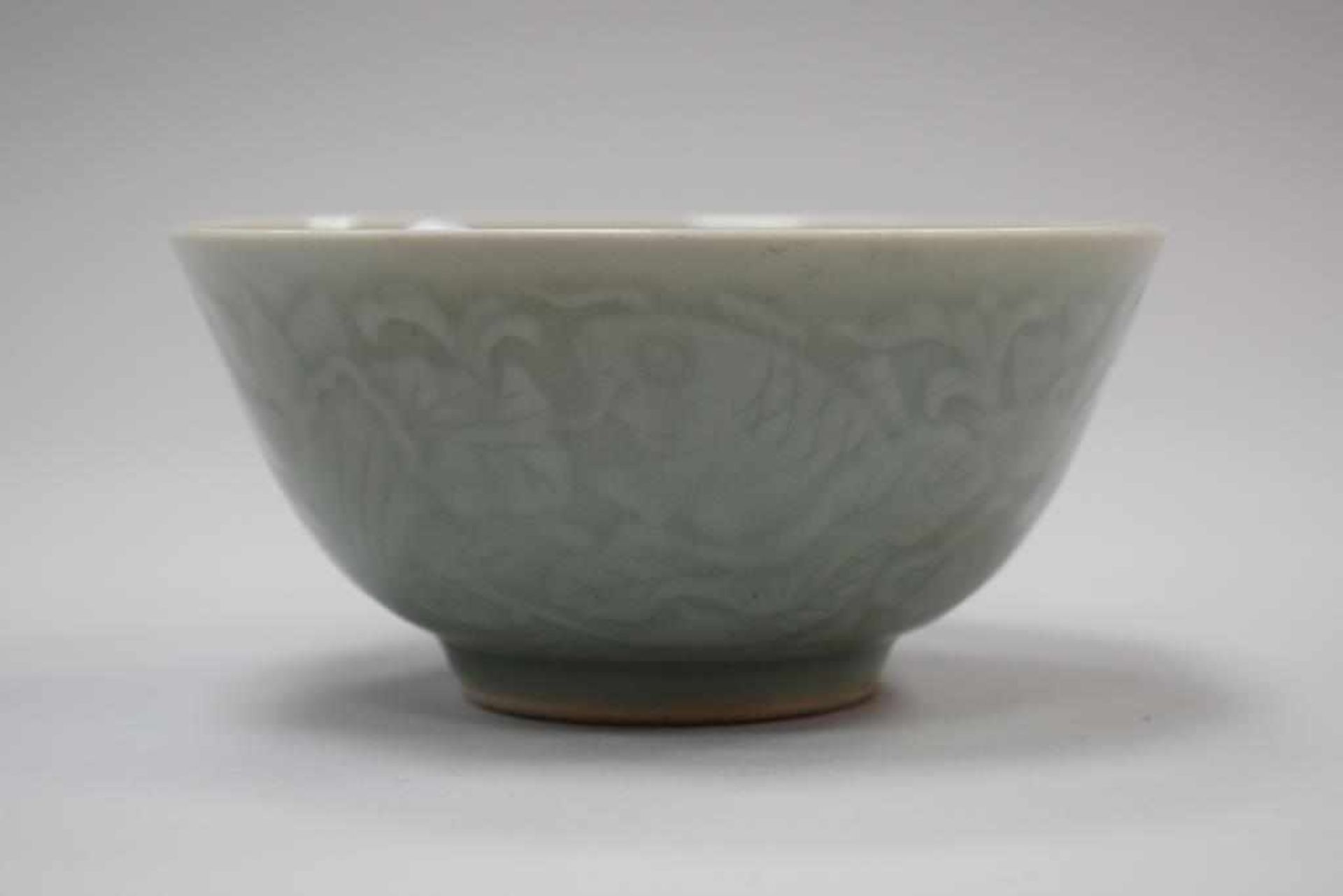 Chinesische Keramikschale mit SeladonglasurSchale Keramik China, jadegrüne Seladonglasur mit Fischen