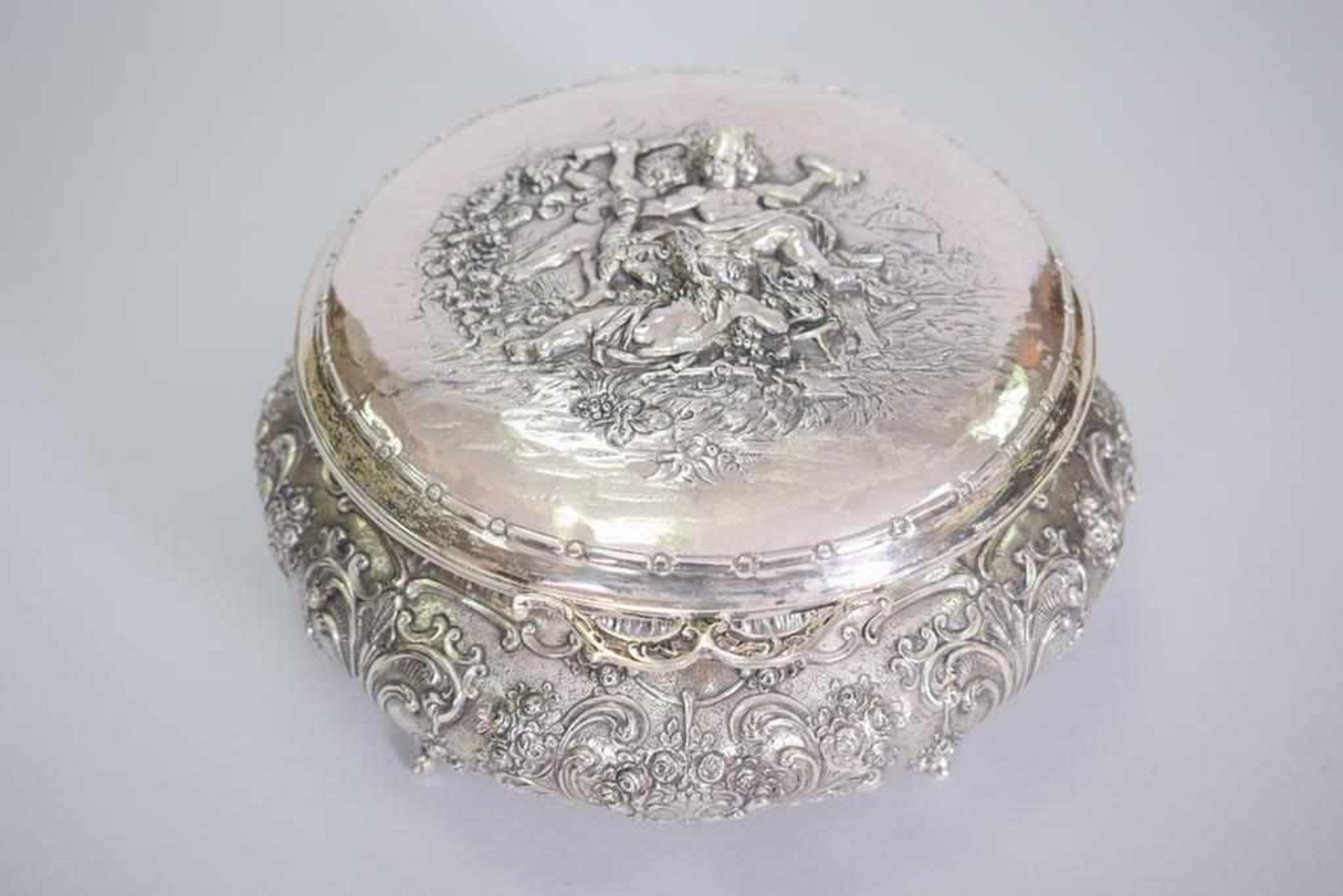Große Silberdose mit Putti800 Silber, innen vergoldet, feine Handarbeit, Gewicht: 888 g, Maße: