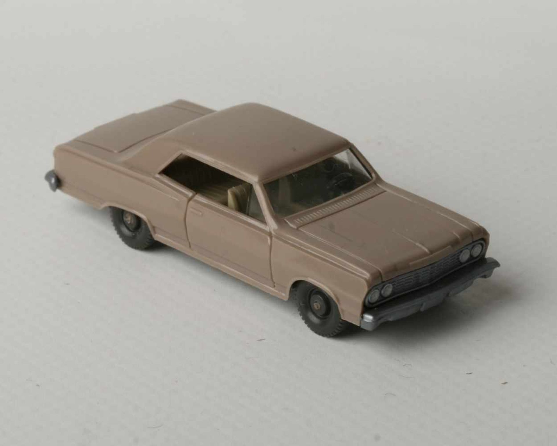 Wiking Chevrolet Malibu graubeige 220/6c, neuwertig