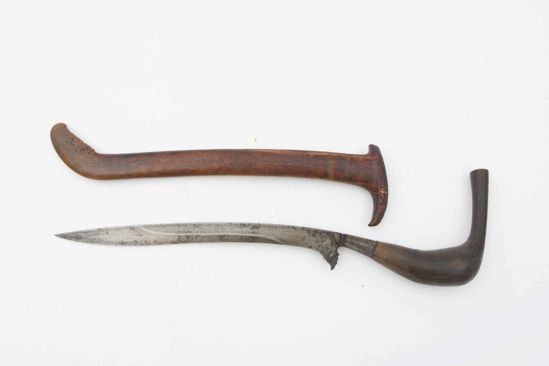 KRIS/ KRUMMDOLCH, Eisen/Stahl/Holz, Südostasien 19. Jahrhundert Mit geschnitzer Holzscheide und - Bild 5 aus 6
