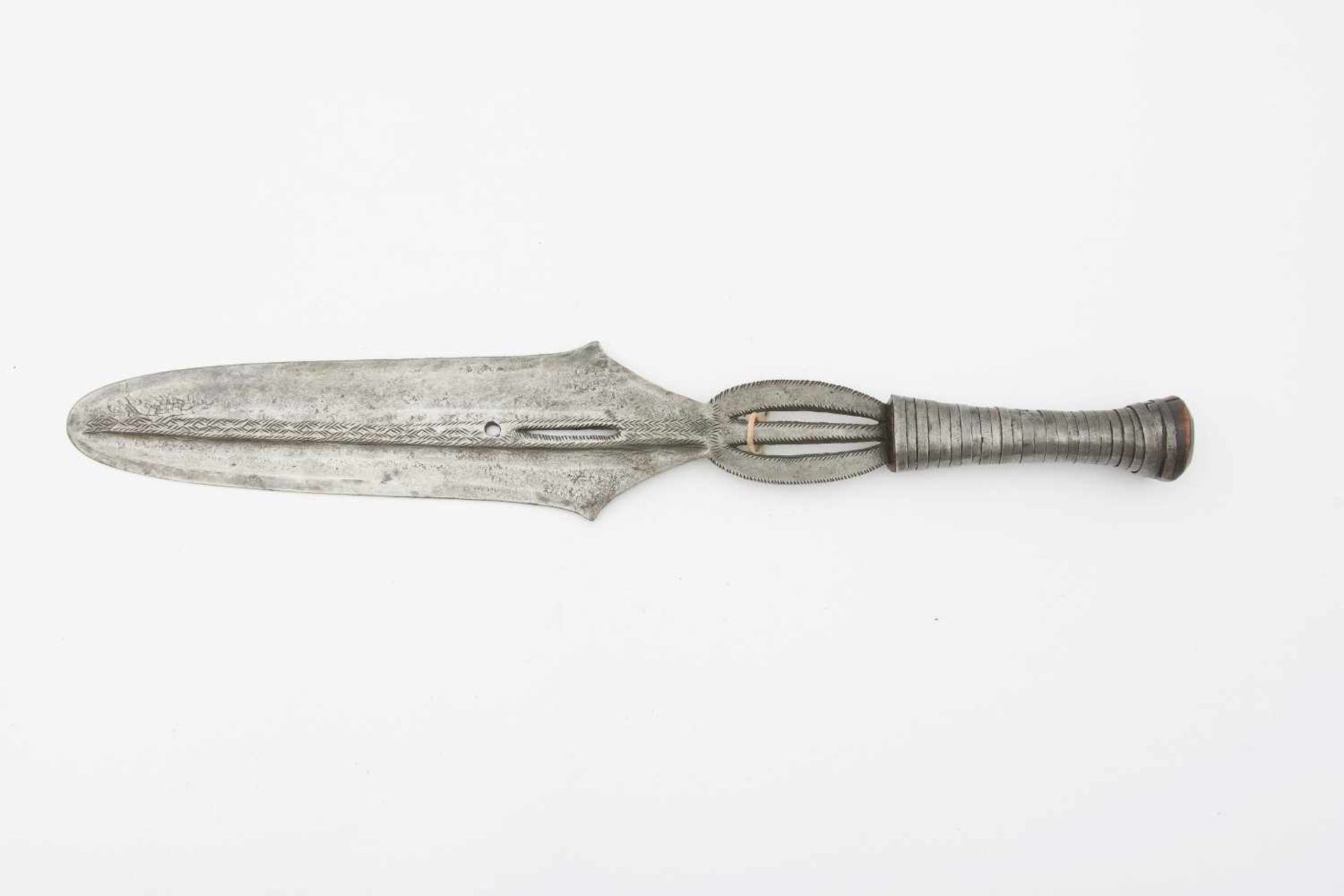 DOLCH, ziselierter Stahl/Eisen, Zentralafrika frühes 20. Jahrhundert Mit Eisenband umwickelter