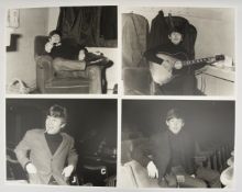 THE BEATLES- BACKSTAGE 2: 4 SW-Abzüge auf Fotopapier, Doncaster 1963 Konvolut vier großformatige
