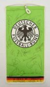 WIMPEL DEUTSCHER FUSSBALLBUND 1984, polychrom bedruckter Stoff mit Unterschriften,1984 Wimpel vom