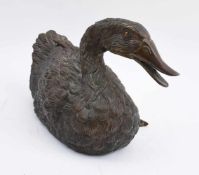 SITZENDE ENTE, ziselierte Bronze, Frankreich um 1900. Bronzeplastik einer sitzenden/brütenden Ente