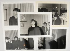 THE BEATLES- BACKSTAGE: 5 SW-Abzüge auf Fotopapier, Doncaster 1963 Konvolut vier großformatige SW-