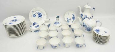 ROYAL COPPENHAGEN PORZELLAN, Kaffee-/Teeservice "Blaue Blume", bemaltes und glasiertes Porzellan,