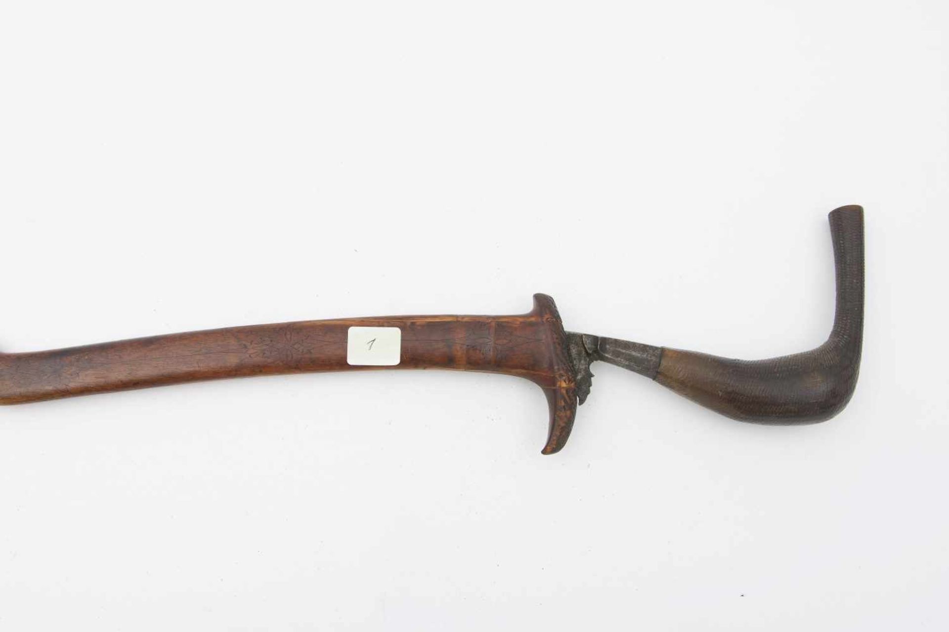 KRIS/ KRUMMDOLCH, Eisen/Stahl/Holz, Südostasien 19. Jahrhundert Mit geschnitzer Holzscheide und - Bild 2 aus 6