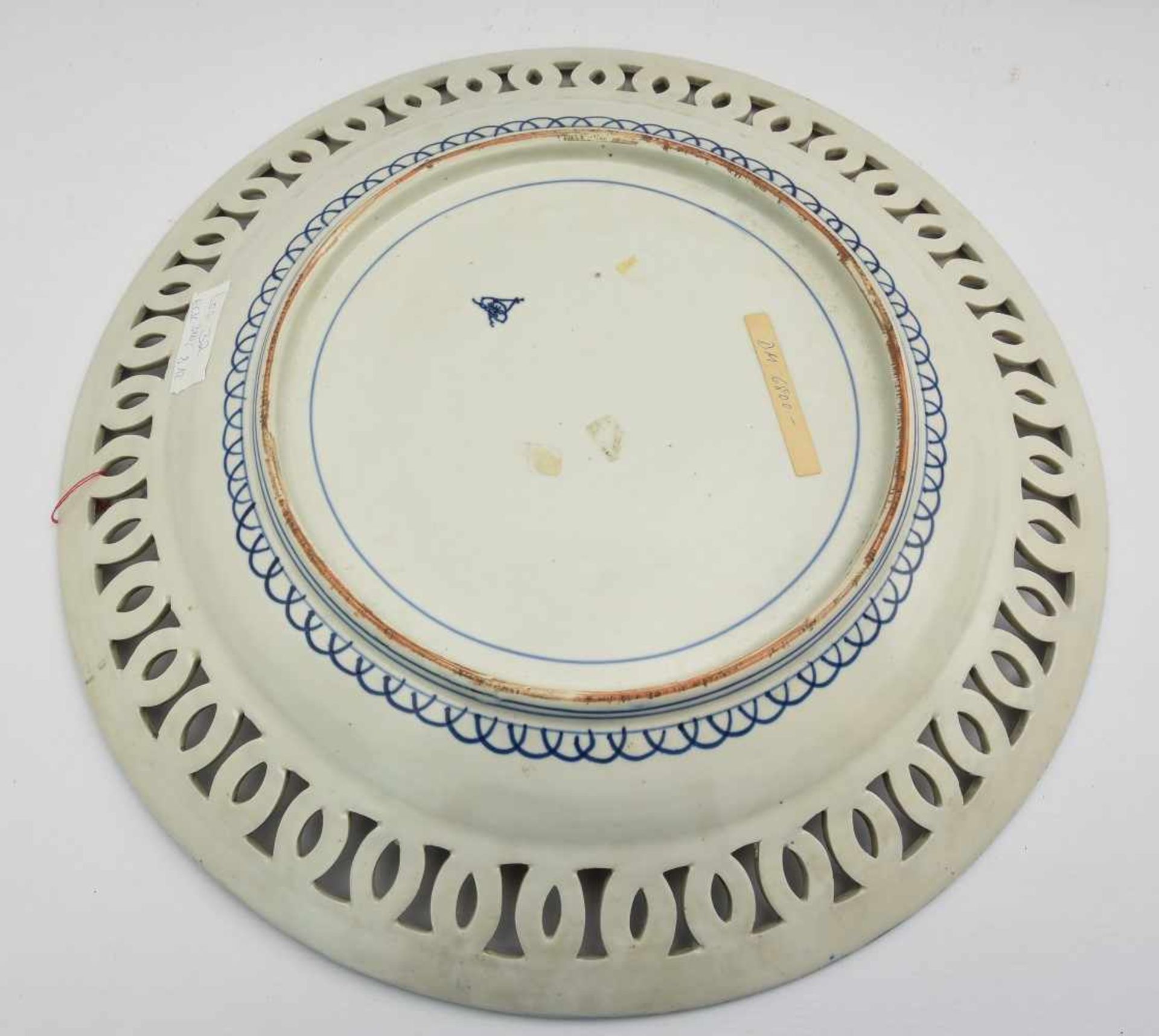 IMAVI- TELLER, bemaltes und glasiertes Porzellan gemarkt, Japan um 1800 Großer japanischer Teller - Bild 2 aus 3