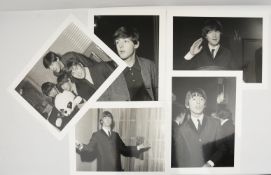 THE BEATLES-PHOTOGRAPHS: 5 SW-Abzüge auf Fotopapier, Prestwich 1963/64 Konvolut großformatige SW-