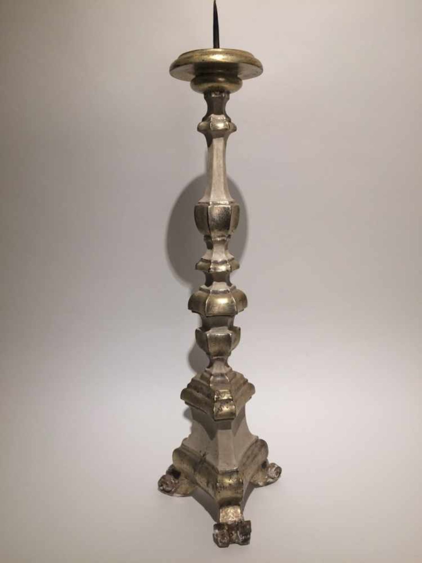 BAROCKER KERZENSTÄNDER, grundiertes und bemaltes Holz/Metall, 18. Jahrhundert. Kerzenständer aus der - Bild 3 aus 4