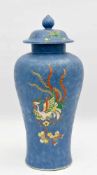 DECKELDOSE, polychrom bemaltes und glasiertes Porzellan , gemarkt, China um 1870 (Tee-/Kräuter-)