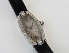 DAMENUHR, Platin, ziseliert und ornamentiert, mit 32 Diamanten, um 1900 Damen-Armbanduhr der