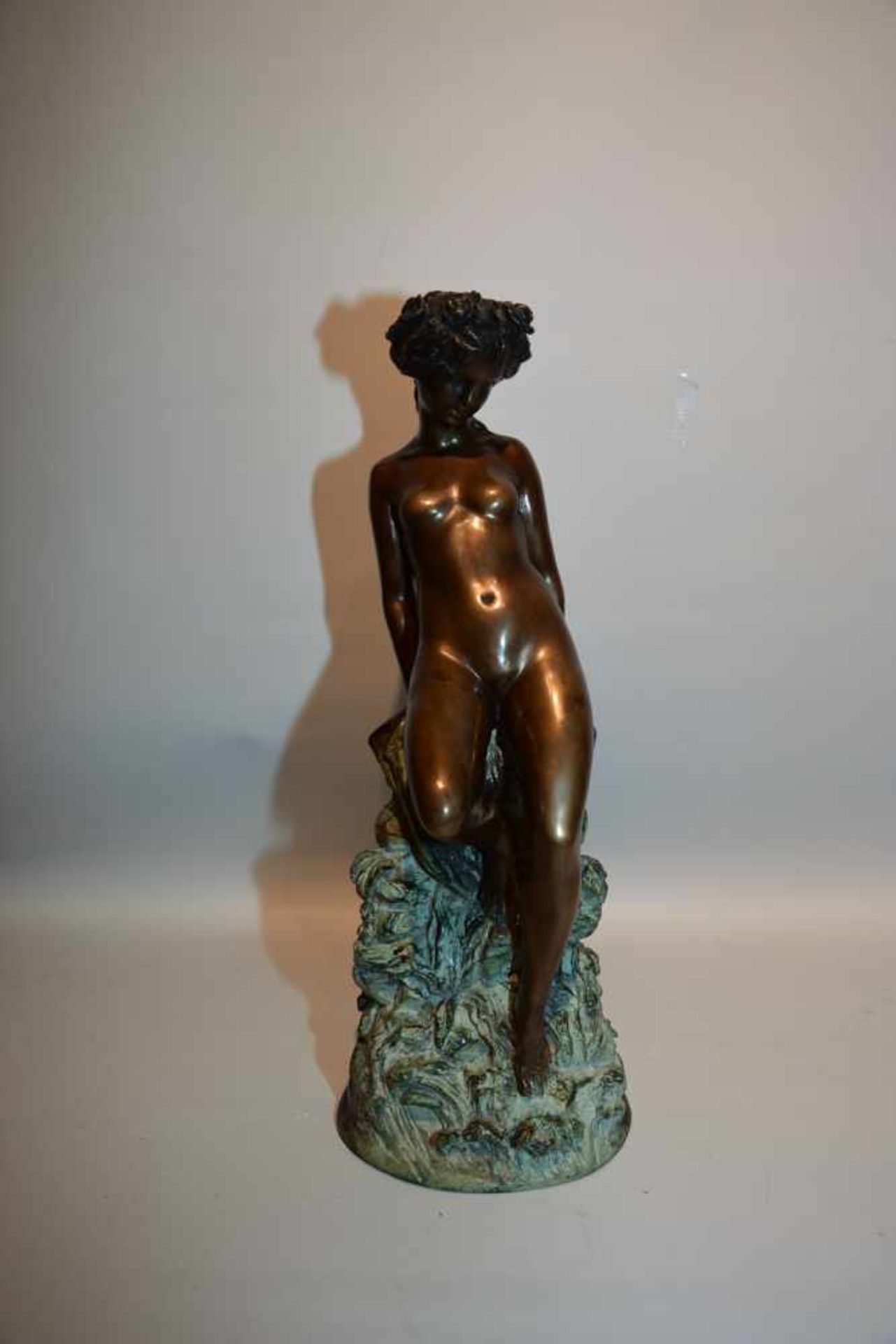 "WEIBLICHER AKT", Bronze ziseliert und patiniert, 20. Jahrhundert Bronzefigur einer nackten jungen - Bild 4 aus 9