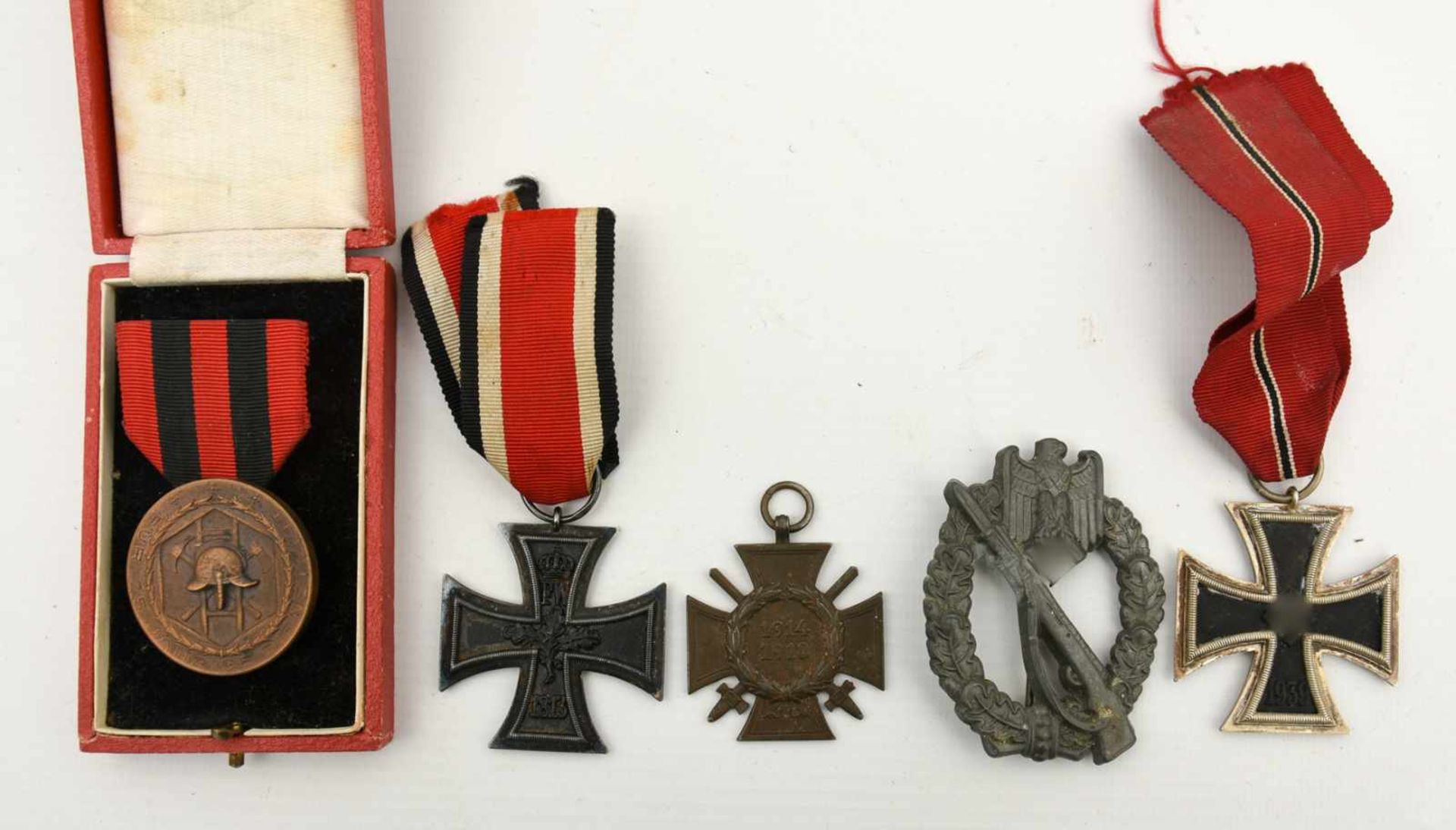 KONVOLUT MILITARIA, Orden/Anhänger aus 1.und 2. Weltkrieg, Eisen/Bronze/Zink versilbert, Deutsches