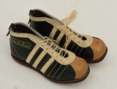 VFB MODELL- SCHUHE 1950, Adidas, Leder/Holz, Deutschland 1950 Modell-Schuhe von Adidas, die die