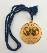 MEDAILLE "80 JAHRE FIFA", vergoldetes Nickel, 1984 Freundschaftsspiel Deutschland-Italien. Jeder