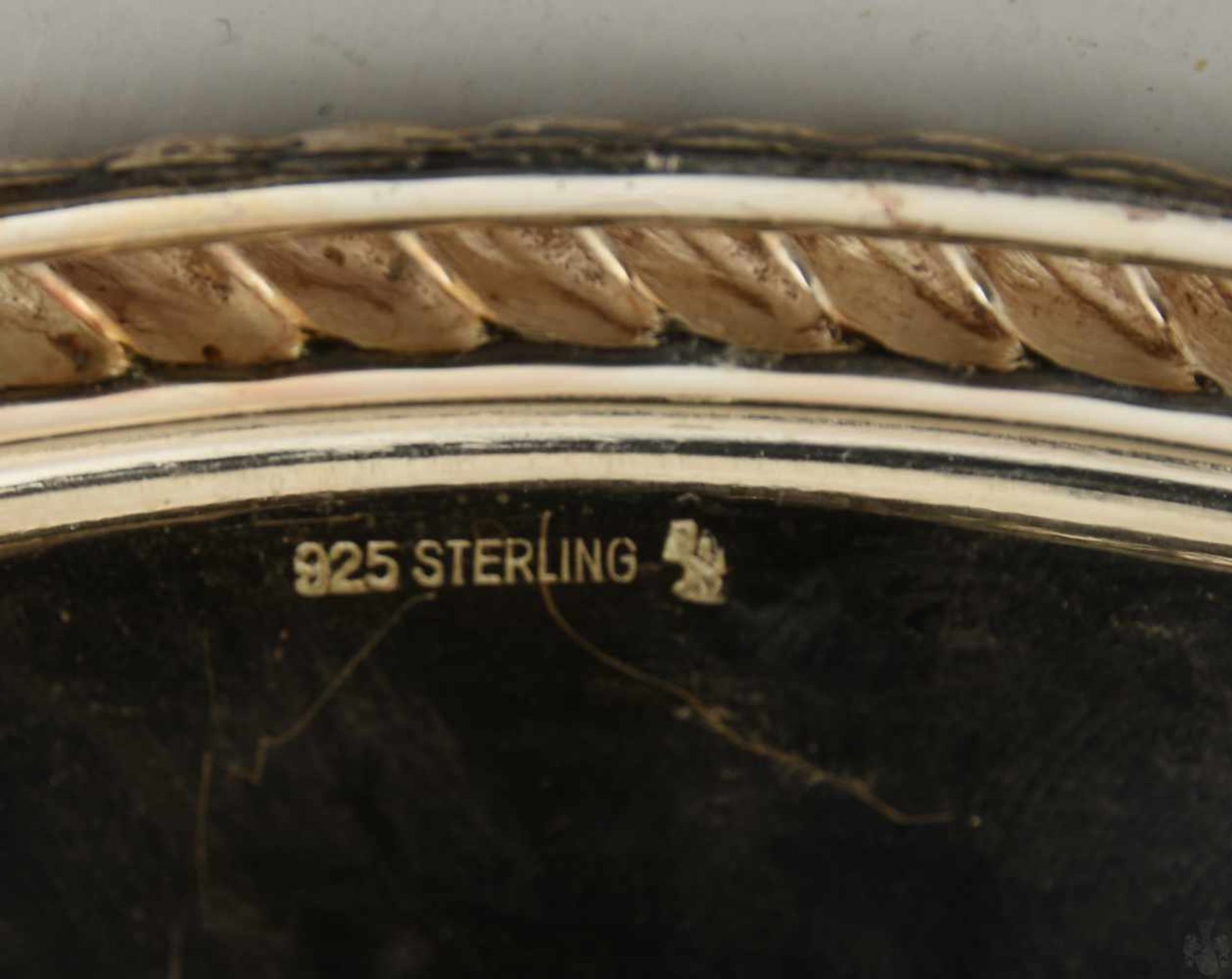 TELLER, Sterling Silber gepunzt, 20. Jahrhundert Unter der ziselierten Fahne gepunzt "925 - Bild 3 aus 3