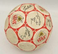 SIGNIERTER VFB BALL, bedrucktes und beschriebenes Leder, 1990er Diverse Unterschriften des VfB-