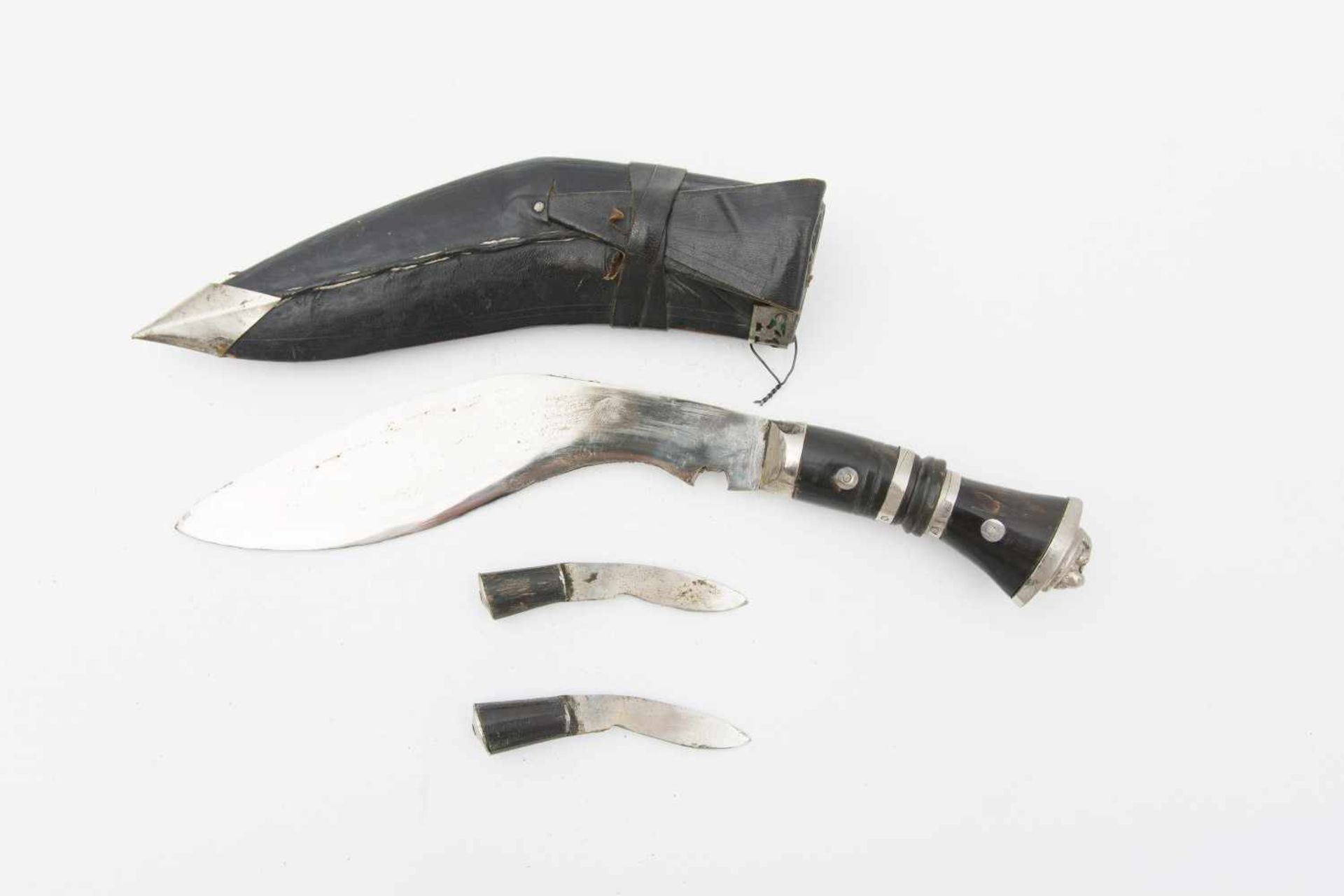 GURKHA KURI MESSER,Stahl/Leder/Silberblech,.Indien 20. Jahrhundert Mit zwei Beimessern. Lederscheide