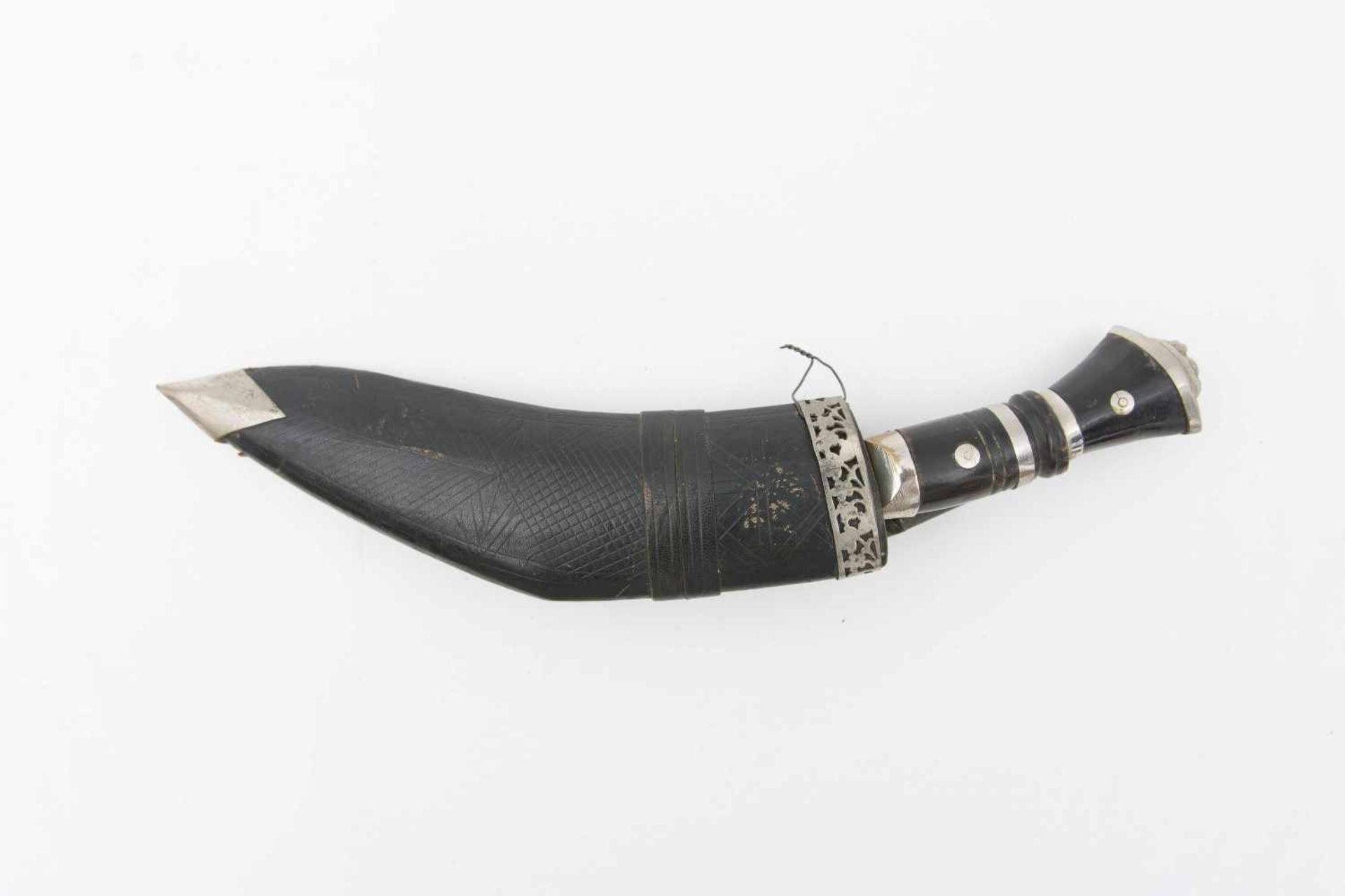 GURKHA KURI MESSER,Stahl/Leder/Silberblech,.Indien 20. Jahrhundert Mit zwei Beimessern. Lederscheide - Bild 4 aus 5