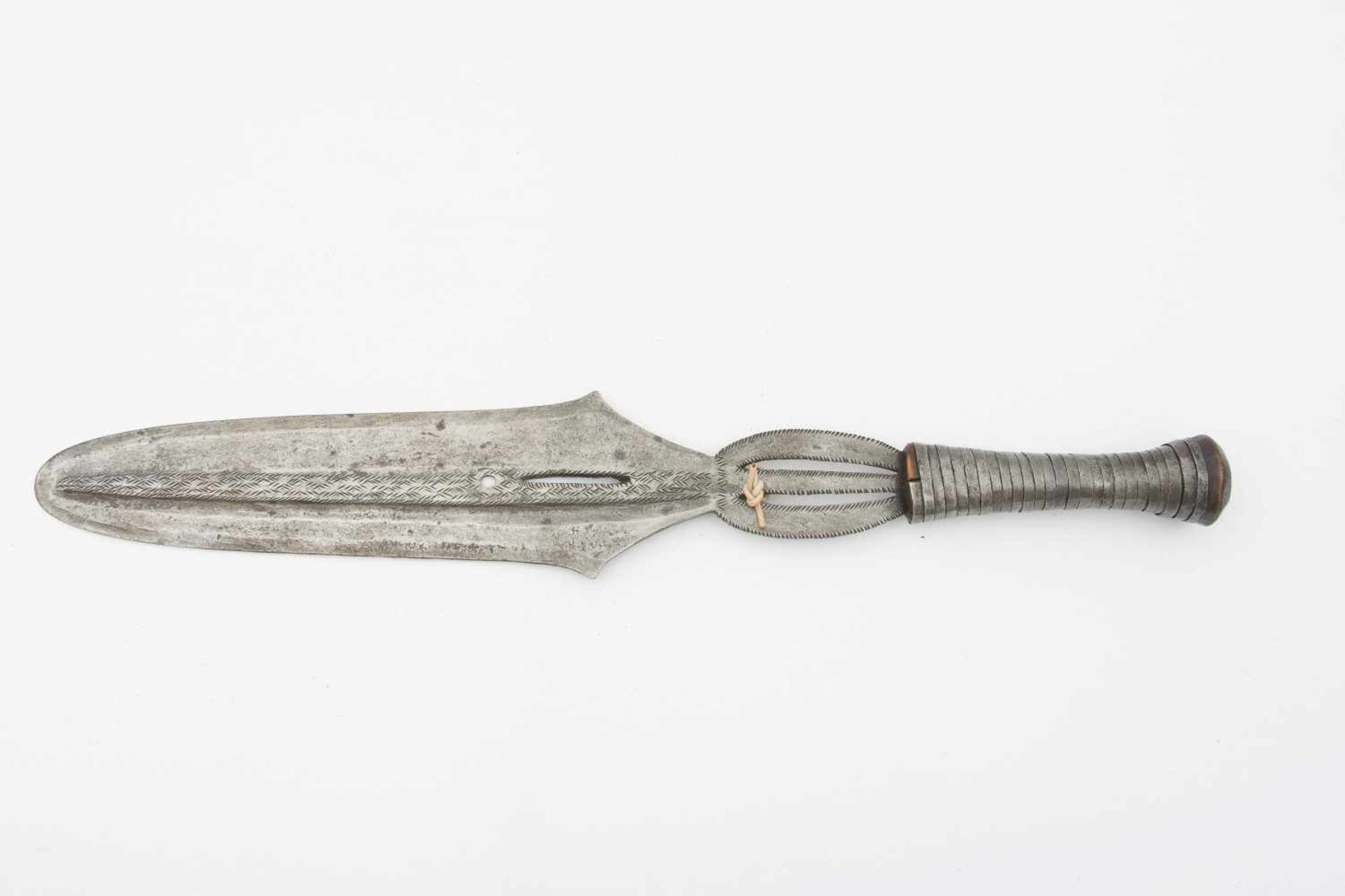 DOLCH, ziselierter Stahl/Eisen, Zentralafrika frühes 20. Jahrhundert Mit Eisenband umwickelter - Image 2 of 2