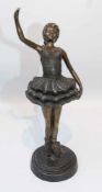 "JUNGE BALLERINA", Bronze ziseliert, 20. Jahrhundert Bronzefigur eines Ballett tanzenden jungen