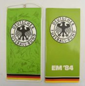 WIMPEL EURO 1984, polychromer Stoff signiert mit 18 Unterschriften, Frankreich 1984 Wimpel der