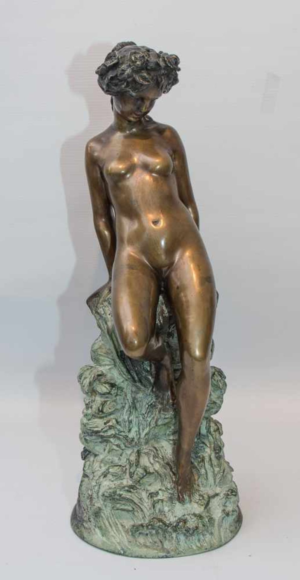 "WEIBLICHER AKT", Bronze ziseliert und patiniert, 20. Jahrhundert Bronzefigur einer nackten jungen