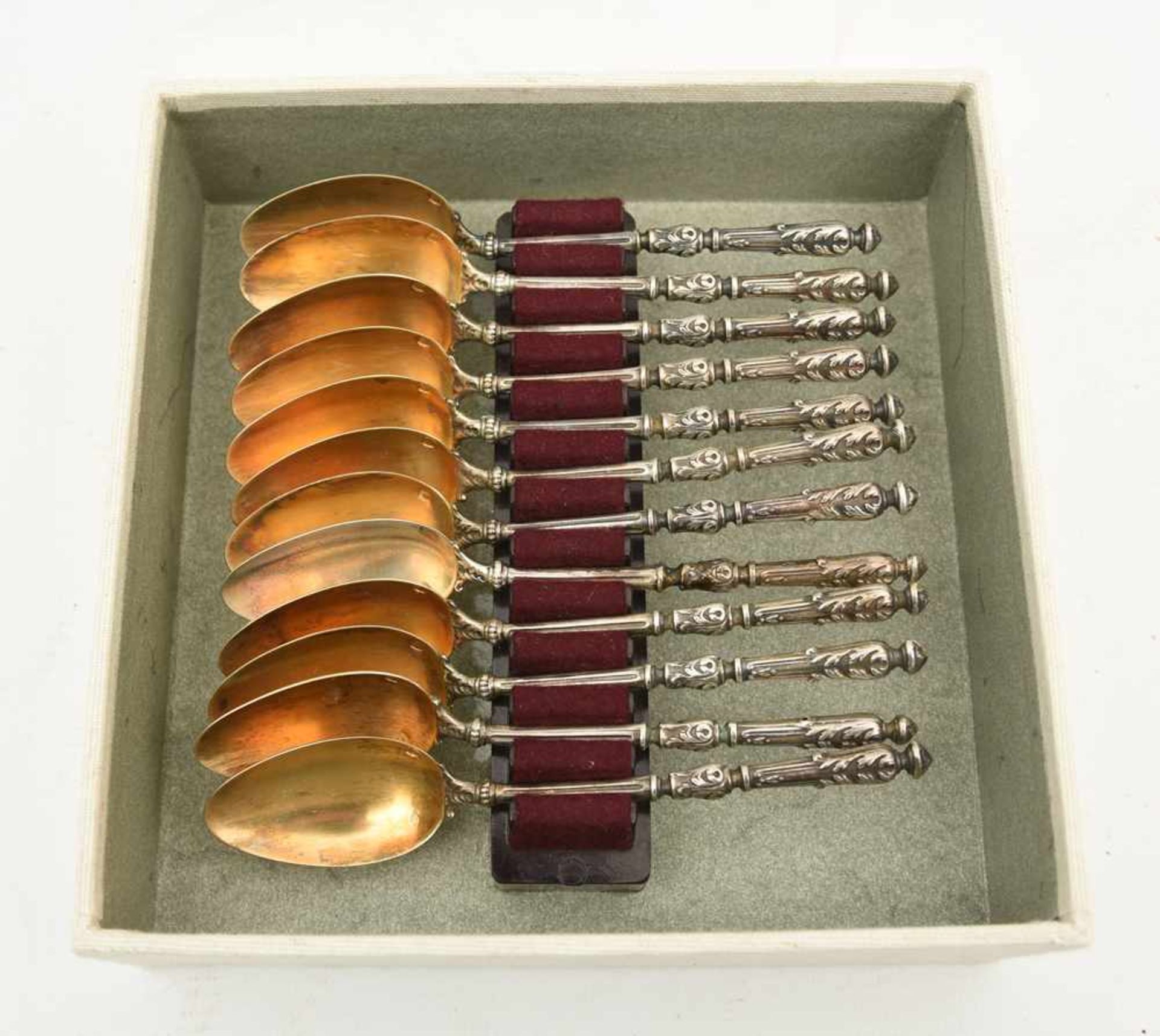 LAPPARRA&GABRIEL: SILBERLÖFFEL- KONVOLUT, Silber mit Goldauflage, gepunzt, Paris um 1905 12 Silber-