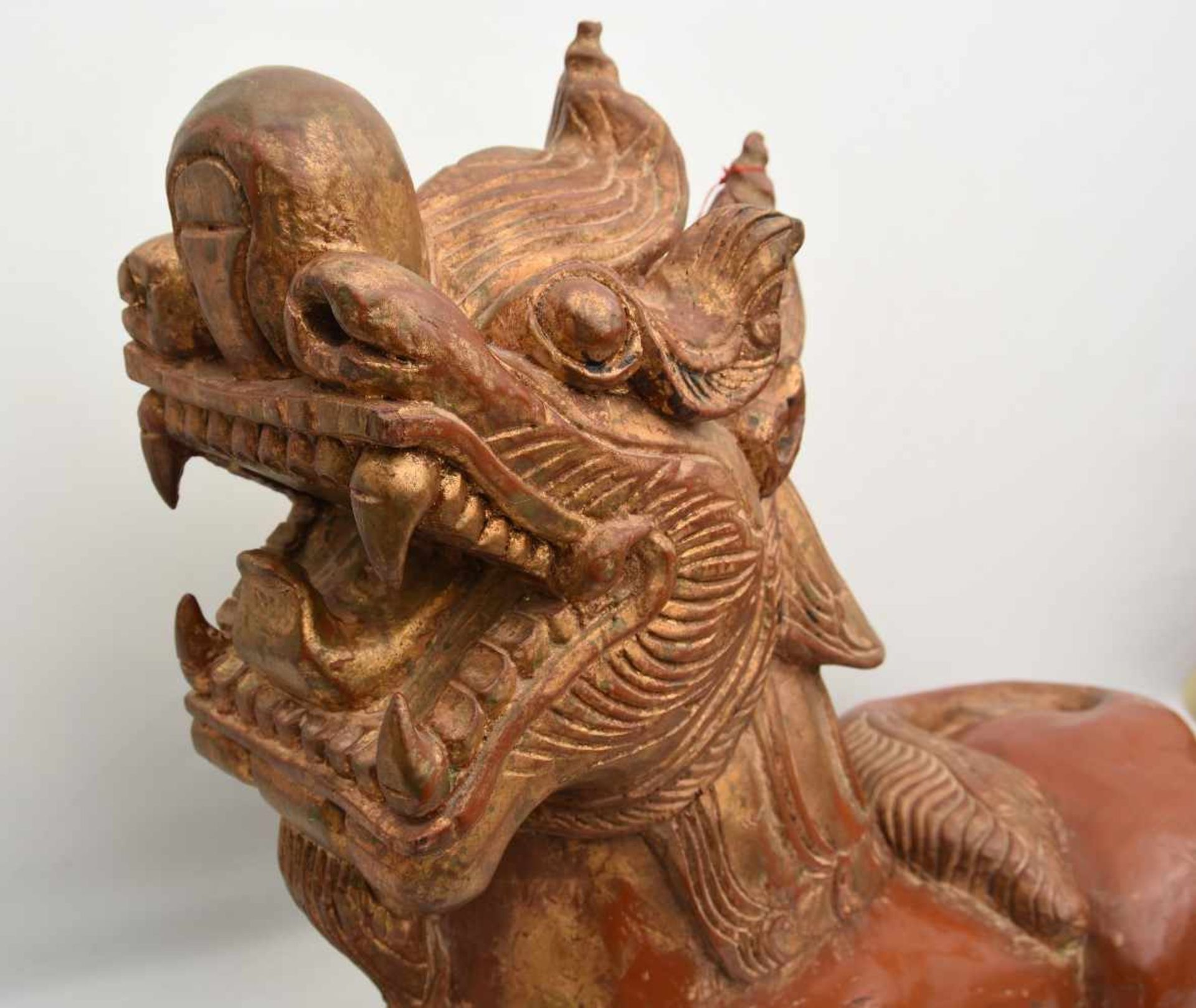 WÄCHTERLÖWE (CHI CHI), Holz mit Rocklack und Blattgold überfangen, Qing Dynastie, China (Tibet) um - Bild 2 aus 8