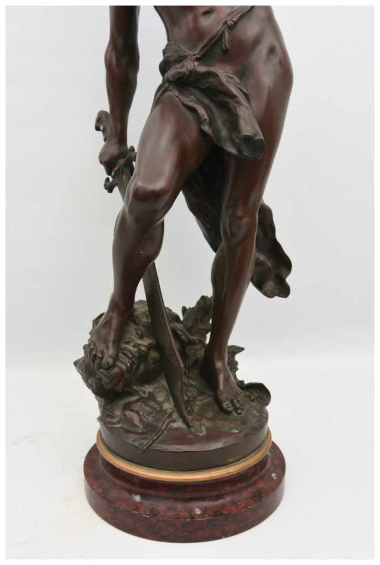 LOUIS GOSSIN,"David mit Goliaths Kopf"; Bronze auf Marmorsockel,Halbedelsteine, signiert, Frankreich - Bild 6 aus 12