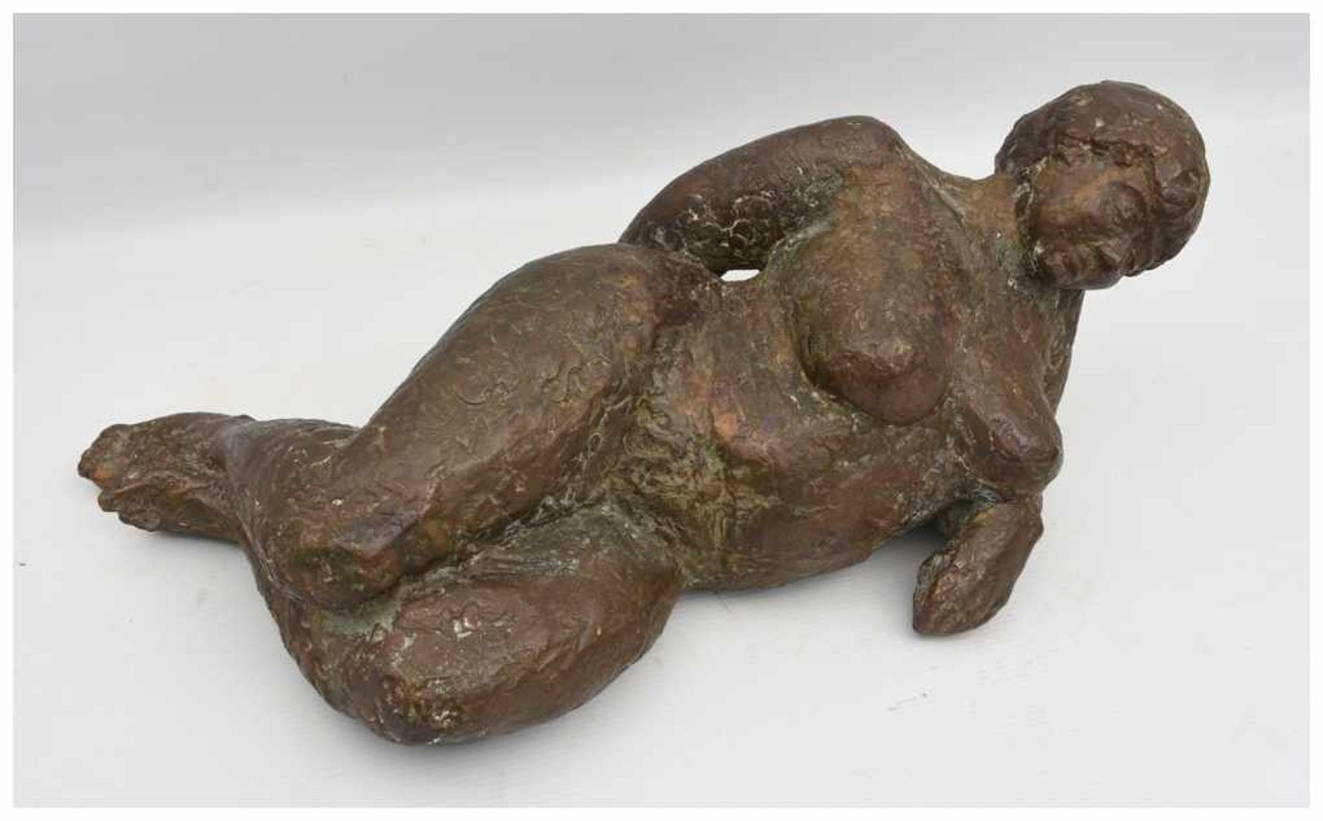 UNBEKANNTER KÜNSTLER:"Liegende Nackte", Bronze, 20. Jahrhundert Holhgeformte Bronzefigur einer - Bild 2 aus 6