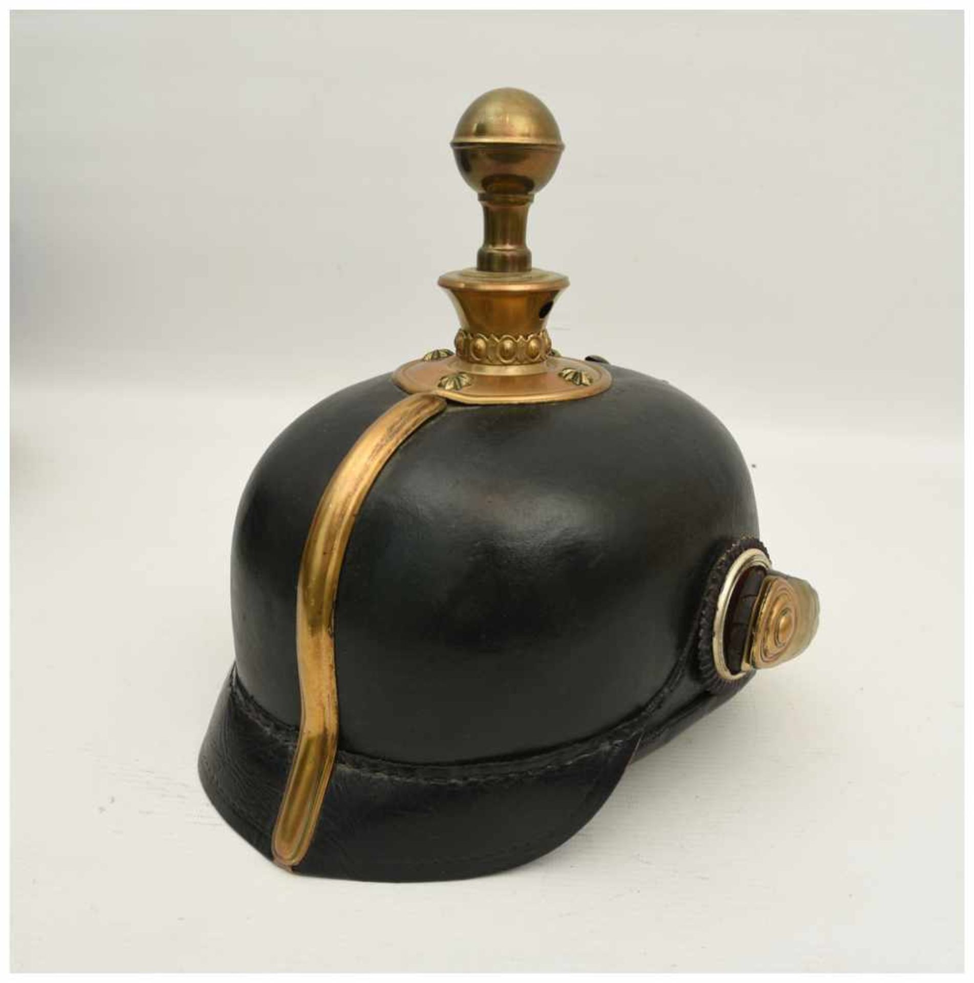 PICKELHAUBE, Leder/Messing, Kaiserreich/Großherzogtum Hessen um 1900 Mit Kugelspitze und - Image 4 of 5