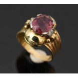 RING, 585er GG, Diamanten, 20. Jahrhundert Tropfenförmiger Stein, mit 4 Rosendiamanten. Durchmesser: