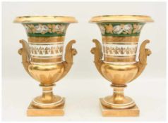 ZWEI EMPIRE-VASEN, polychrom bemaltes glasiertes goldstaffiertes Porzellan, Frankreich um 1800