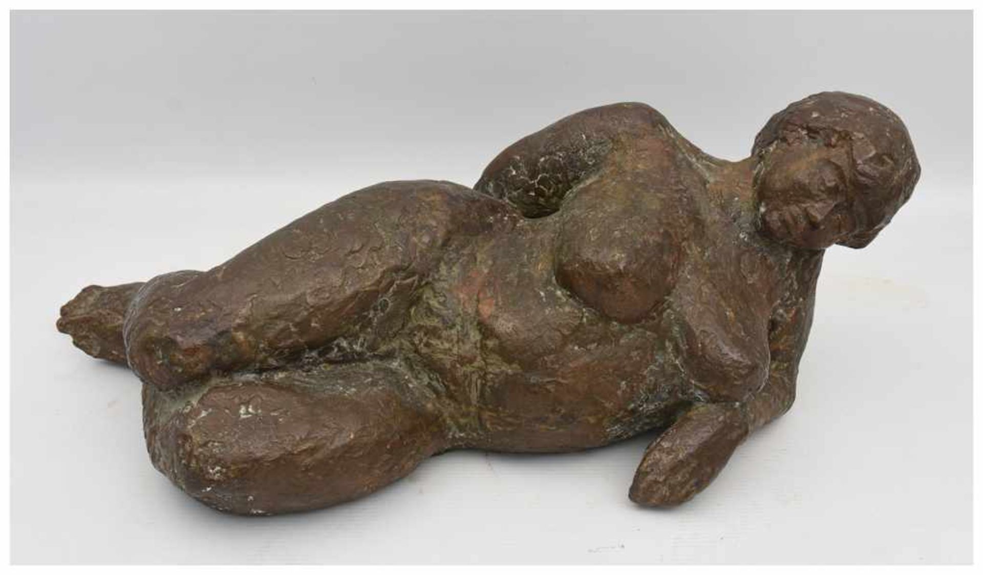 UNBEKANNTER KÜNSTLER:"Liegende Nackte", Bronze, 20. Jahrhundert Holhgeformte Bronzefigur einer