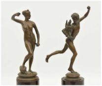 ZWEI BRONZEFIGÜRCHEN, auf Marmorsockel, Frankreich um 1900 Figuren zweier antiker Gottheiten,