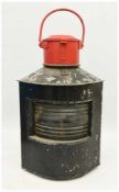 BAHN- SIGNALLATERNE, bemaltes Blech/Glas/Messing, um 1900 Mit Petroleum befüllbare Signallampe für